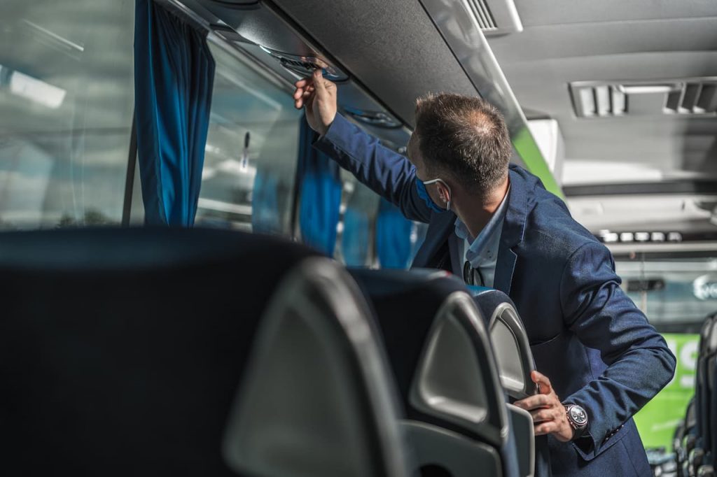 el-conductor-del-autobus-comprobando-el-sistema-de-aire-acondicionado-en-el-autobus